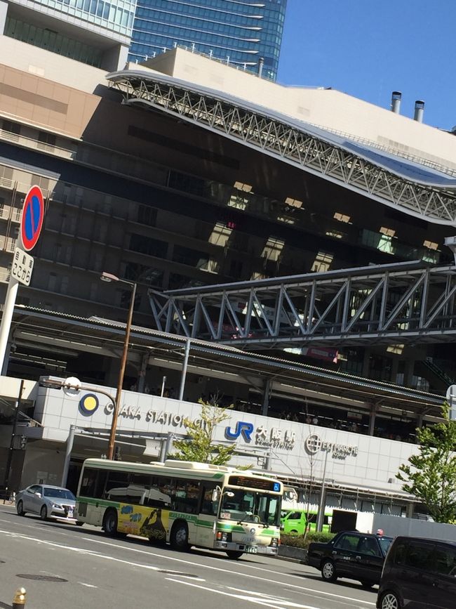 大阪駅の駅ビルで降車。<br />