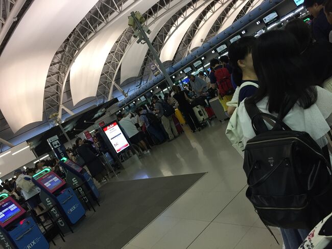 エアアジアのホノルル便は、カウンターチェックインのみ。3時間前の20時30分目指して行ったら、すでに大行列でした。<br /><br />ロープから外れる位置に。