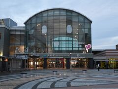 毎年見ている高松駅の顔です。
駅舎をゆるキャラにするJR四国さん、なかなかぶっ飛んでます。