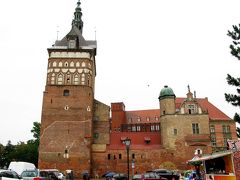 ちなみに囚人塔を横から見るとこんな感じ。

何百年という時の流れの中で様々な改修がなされたせいでしょうか、ツギハギだらけの寄せ集めの建物という感です。