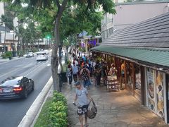 JCBカードを提示してワイキキトローリーで
アラモアナショッピングセンターへ

ハワイなのに一番行列が長い丸亀製麺

うどんなら香川で食べようよ

