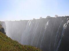 国立公園の中にあるホテルなので、
滝へはホテルの敷地から直接入ることができます。
ホテルから滝エリアに直接行く場合は、一応書類にルームナンバーと名前を書くシステムになっていました。