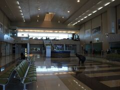 リビングストン空港の建物に入ったところ。
ビックリするくらい静かです。

ここの空港は荷物検査を受けてから、チェックインカウンターに進む形式です。
右奥に荷物検査があります。その先は普通の空港と同じく賑わっていました。