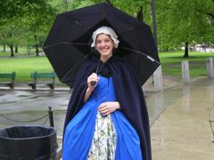 5月17日、ダラス経由のアメリカン航空でボストンへ。到着翌日は朝から強い雨。昼時の空いた時間にダウンタウンのど真ん中、ボストンコモンをちょっと歩く。ここにある観光案内所の前に独立戦争時（だと思う）の衣装を着た女性がいたので、記念に一枚撮らせてもらう
