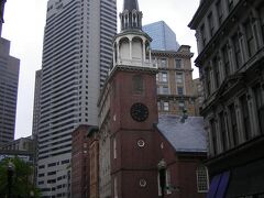 フリーダムトレイルをさらに進むと、ボストンでは2番目に古いという1729年建設のオールドサウス集会場へ。ピューリタンの礼拝所として建てられたけれど、それよりも有名なのはボストン茶会事件の発端となる討議が行われた場所ってことで有名。茶会事件は世界史の授業で習ったっけ。アメリカ建国史には欠かせない場所ですね