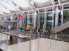 　01：15モーニング・コール。
　02：00ラディソン・サンホセを出発し、フアン・サンタマリア国際空港（サンホセ空港）に向かいました。
　写真はフアン・サンタマリア国際空港の出発ロビーです。