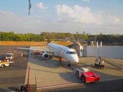 　エルサルバドル国際空港に到着。
　うなぎの寝床のターミナルビル内を歩き、南西の端の14番ゲートに行きました。
　ゲート前で保安検査。米国行きだけは保安検査が行われます。ズボンのベルトを外したり、靴を脱いだり面倒でしたが、無事通過しました。
　14番ゲートにはこれから乗るE190型機が駐機していました。