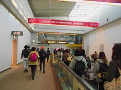 　日付変更線を越え、翌日になりました。
　15：10成田空港着陸、第1ターミナルの第5サテライトに着きました。
　入国審査場へと歩きました。