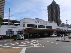 兵庫（ひょうご）駅



該駅は、明治２１年（１８８８年）１１月１日開業である。
即ち、当時の該社本社所在地たる、現在の神戸市兵庫区羽坂通４-１ ＵＲ都市機能兵庫駅前市街地住宅前に設置された。
該駅改築工事は、昭和２年（１９２７年）１０月に高架化工事と同時に着工し、昭和６年（１９３１年）１０月１０日附で神戸-鷹取間が高架化され、駅本屋も現行建築になった。
昭和１３年（１９３８年）に兵庫-鷹取間複々線化竣工直前工事として、該駅構内旅客地下通路が４月１１日、和田岬線連絡通路が６月１９日に竣工したが、然るに、同年７月５日発生の阪神大水害に依る新湊川決壊に依り、該駅構内に濁流泥土が押寄せ、該駅構内に於いて水深最大１００ｃｍ、泥土堆積最大４０ｃｍの被害が発生したが、竣工直後の、西旅客地下通路、及び、和田岬連絡通路は被災を免れた。
昭和４３年（１９６８年）４月７日まで、該駅前旧山陽鉄道本社跡地に存在した電鉄兵庫駅が山陽電気鉄道起点だったが、該社は神戸高速鉄道乗入に依り該駅は廃止され、更に、神戸市営交通路面電車も存在したが、後を追うかの如く、同月２０日附で、神戸市電兵庫駅前-楠公前間が廃止された事で該駅乗降客は激減し、該駅は神戸市西部地区に於ける鉄道交通の要害としての代表的地位は喪失し、該駅、及び、該駅周辺地区凋落発端原因たるの感は否めず、更に該駅周辺がスラム化し治安が急速に悪化した。
他方、該駅裏手は、大東亜戦争中より住みついた不法占拠者住民が相当数存在したが、阪神淡路大震災を契機に、神戸市は再開発計画を推進する為に、当該不法占拠者は全部退去させ、現在は高層マンションが林立する状態となり治安も回復した。
https://www.jr-odekake.net/eki/top.php?id=0610601