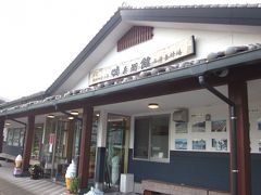 「西澤養蜂場　蜂兵衛館」、開店したばかりで客は誰も居ません？…、
店の方々がまだ掃除をされてましたが、快く入れて頂けました。

明治４２年創業とあるので１００年以上も続く老舗ですね～、
直ぐ横が工場や出荷場に成ってます。