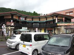 えびの高原経由で「霧島温泉市場」に着きました。

相変わらずの小雨模様で、テンションが下がります…、
が、ここは霧島温泉で唯一の観光地らしくそれなりに賑やかなところです！。

＊詳細はクチコミでお願いします