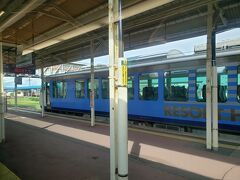 五所川原駅では下りのリゾートしらかみ3号青池編成とすれ違います。