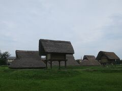 東側住居エリアには高床式倉庫と竪穴式住居がありました。

竪穴式住居は他の場所で何回か見た事がありますが高床式倉庫はたぶん初めて。
