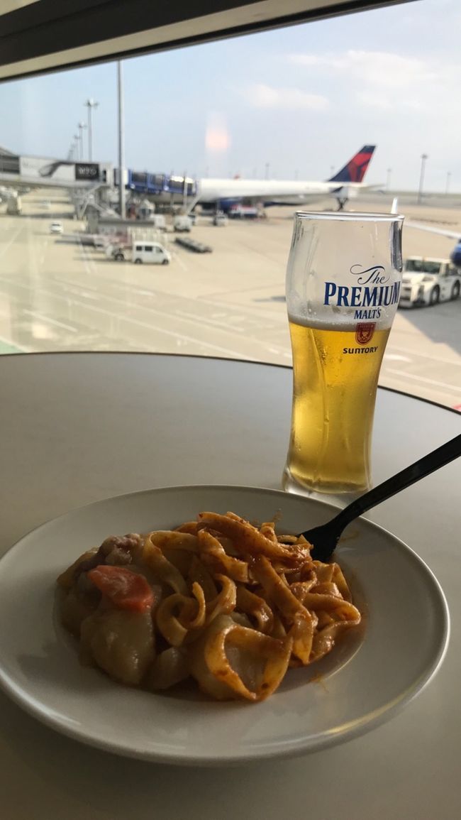 今回は、プライオリティパスを使ってラウンジを利用してみた。<br /><br />パスと一緒に、LCCの搭乗券を提示する w