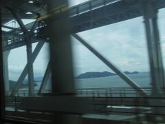 昨日と同じマリンライナーに乗って、瀬戸大橋を渡りますが、
今日は香川の降水確率８０％でした。さてどうなるでしょう。