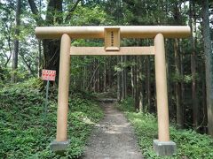 ここをくぐると日の出山スポットへ。トイレとかベンチとかあります。