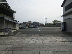 法隆寺センターの駐車場出入口。
左に直進すると法隆寺南大門があります。