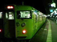宇野駅発岡山行きは定番の黄色い車両でした。