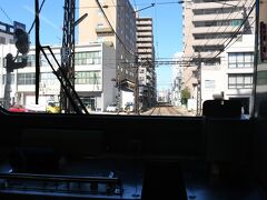 郊外線に乗りました。
これで終点高浜の１つ手前の駅、梅津寺まで向かいます。

ちょうど運転席後ろの座席が空きましたので座ります。
ぎりぎり写ってないですが、ダイヤモンドクロスを通過するとことです。
写ってないですが。