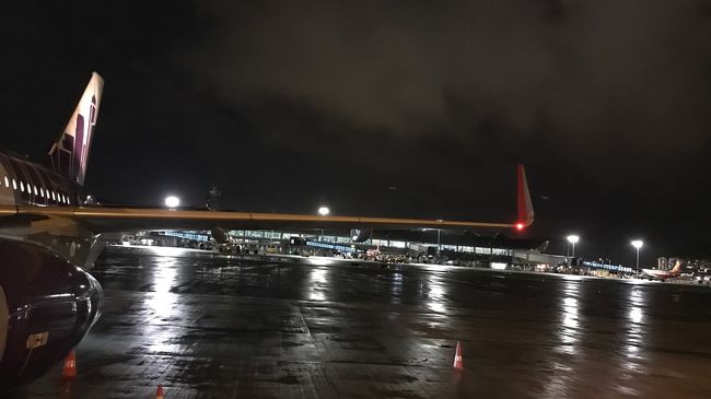 雨に濡れた香港の空港。<br /><br />沖どめ。<br />21時(20時)24分着陸。21時(20時)34分バス発。<br /><br />LCC専用の建物からシャトルで越境に向かう。<br />
