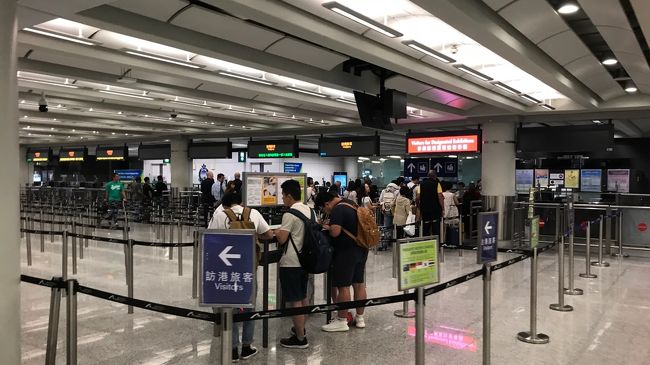 パスポートを更新したのでe道もリセット。<br /><br />(激混みの、外国人入国審査に並ぶのか～)<br />と気が重かったが、激空き・・<br /><br />e道の様にスルッとはいかなかったけど5分ほどで通過。<br /><br />しかし、審査が長かったなぁ～。何でだろ？