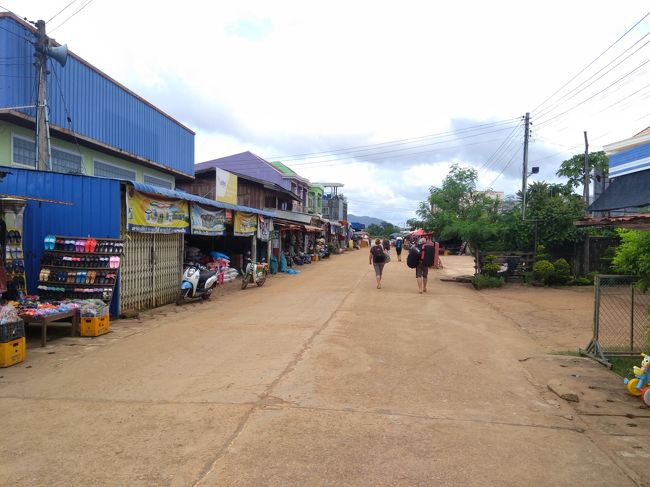 約３時間でナカサンへ到着しました。歩いて船着き場を目指します。