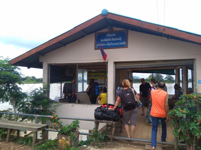 ここが船着き場です。旅行会社のバウチャーを見せて船のチケットをもらいます。