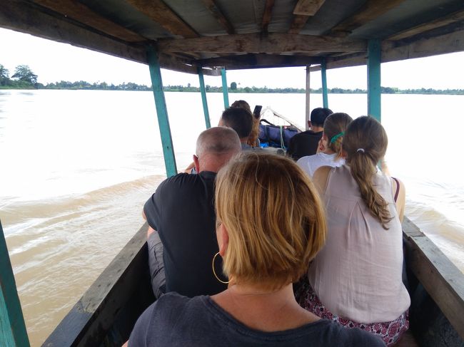 船に乗ってコーン島を目指します。最初にデット島に寄って、それからコーン島へ行きます。