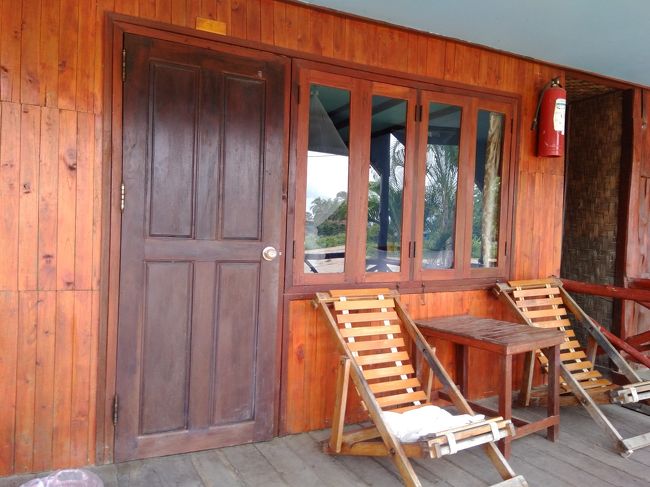 バンガローの部屋の入口です。