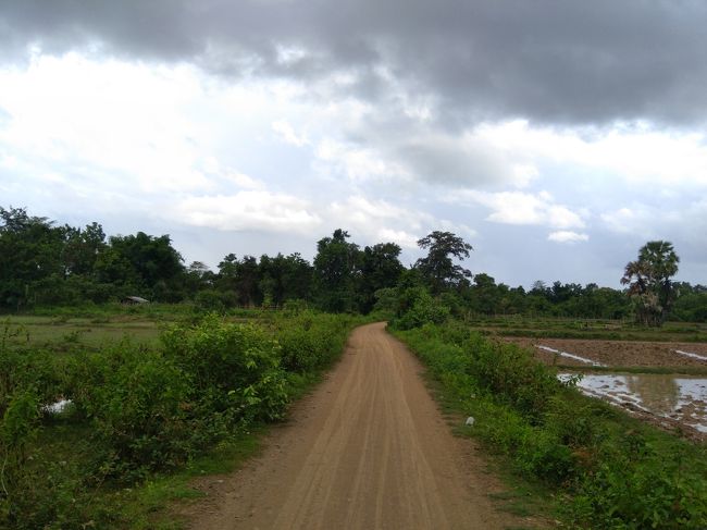ホテルの近くで自転車を借りました。（１万キープ）<br />この島では自転車を借りる時にカギがありません。盗む人がいないからのようです。<br />まずはコーン島からです。道路は舗装されていません。