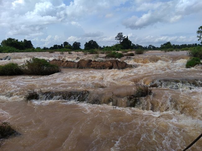 ５分ほど歩いて滝に到着しました。