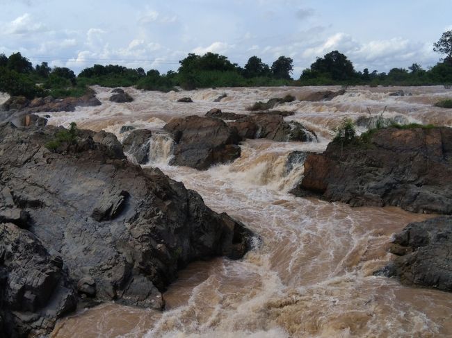 ものすごい勢いで水が流れています。