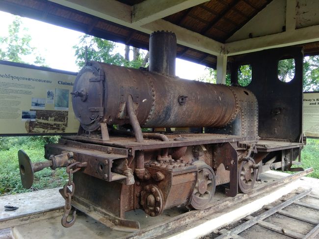 デット島へ渡る橋のたもとに昔の蒸気機関車が展示されていました。<br />昔は、コーン島とデット島の間を鉄道が走っていたそうです。