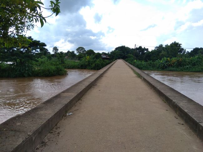 旧鉄道橋を渡ってデット島を目指します。