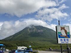 　知床連山の盟主、羅臼岳　少し雲がかかっていますが。
　Ｍは「前も来たとき、風雨が強く、折り畳み傘が裏返しになり、壊れた。ここは鬼門」
　そうだったっけ？傘の件は覚えていますが、ここだったんだ。