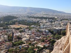 アクロポリスの丘の端にある展望台からの眺め。ゼウス神殿が遠くに。