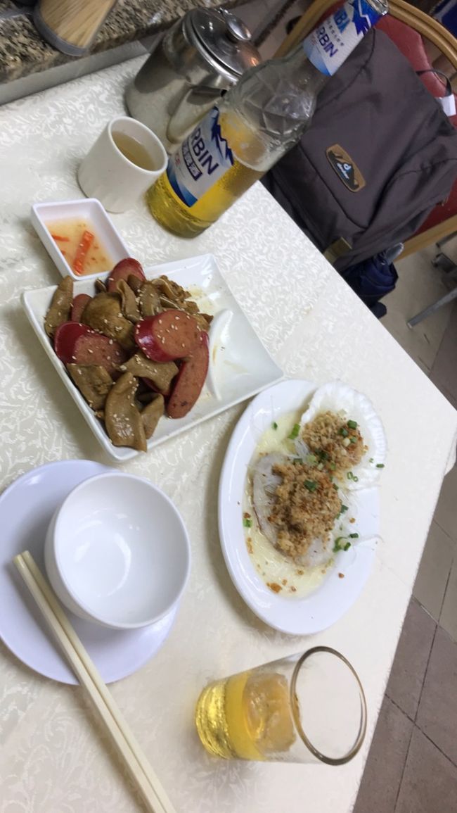 お疲れ様！<br /><br />香港のビールって言ったのに、ハルピンビールかい！<br /><br />でも、美味しい。<br /><br />「潮式滷水三寳」700円くらい<br />「蒜茸粉絲蒸元貝」850円くらい