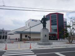 一旦、JR安土駅前に戻る。一時間に普通列車二本のローカルな小さい駅ですが、駅舎は立派です。