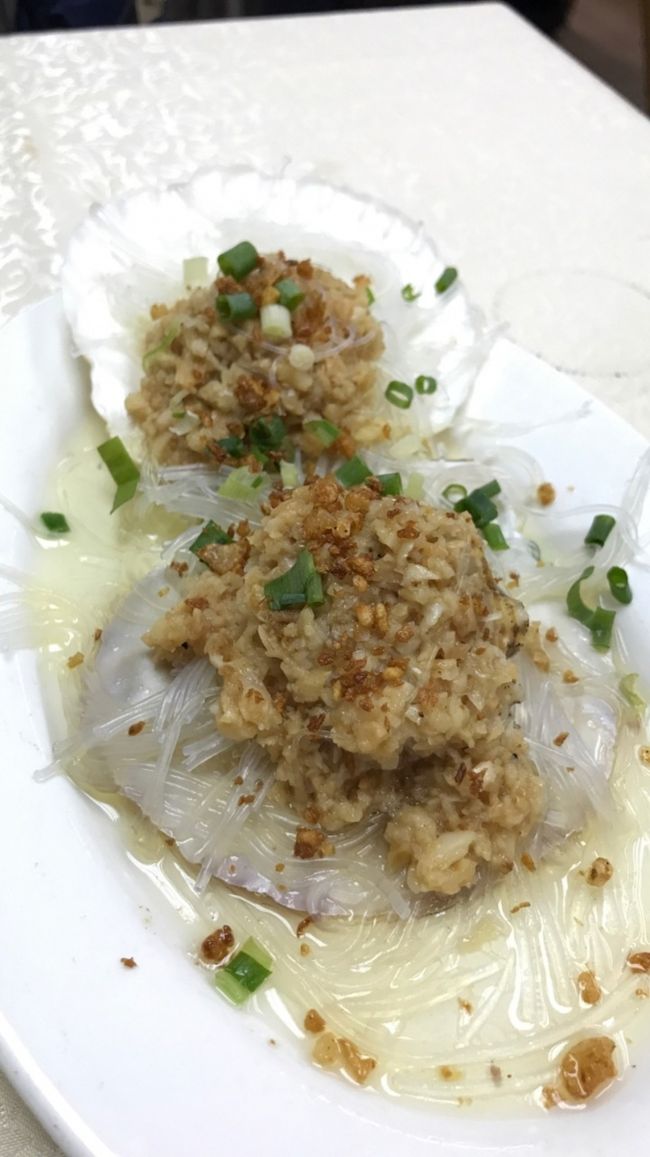 「蒜茸粉絲蒸元貝」帆立のニンニク蒸し<br /><br />2個から注文できると思います。<br />一人だから2個で充分！