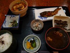 ６～10月限定、鮎の塩焼き・鮎魚でん・鮎フライの「郡上天然鮎定食」は、さすがの3,600円！

迷った挙句、私、弥次はアマゴの煮つけの山家（やまが）定食1,650円に。
魚のくせなく頭から柔らかく、味付けも絶品でした！