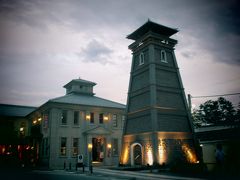 宿泊ホテルまでは結構駅から遠くて、1度荷物を置きに行ってしまったら、またそこから出かけるのが絶対に億劫になるだろうと思って、キャリーケースをガラガラひいたままディナーに行きます。　

甲府駅のすぐ近くにある、レトロな甲州夢小路というエリア。　明治・大正・昭和初期の甲府城下町を再現した一画で、オシャレなレストランやバー、雑貨屋さんやギャラリーなどが並びます。　古民家を移築した建物や、昔の建築様式を取り入れた蔵など、夕暮れ時に訪れたからか何だかすごく素敵な雰囲気でした。　
