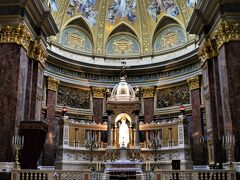 温泉帰りに聖イシュトバーン大聖堂へ。
ハンガリーの初代国王、
イシュトバーンを祀る大聖堂です。