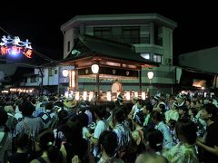 19:45　今日は20時から開始のはずの"郡上おどり"の櫓（やぐら）のある会場にはもう人がいっぱい( ﾟДﾟ)
踊りの輪は、櫓（やぐら）を時計回りに囲むように進みます。
