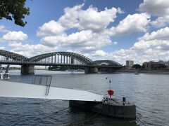 「Hohenzollern Bridge」が見えました！
今思えば、橋を渡って向こう側に行っても良かったなぁ～