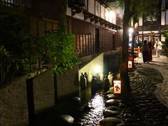 やなか水のこみち

柳の木の下、小石が敷き詰められた小径に淡い提灯の灯りの下、涼し気に水が流れる水路があり、憩いの場所になっています。