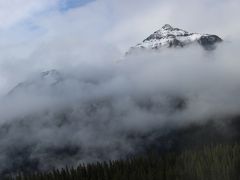 厚い雲と霧の層から山の天辺だけが、くっきりと見えています。