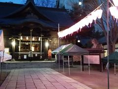 夜の松本市内を徘徊☆

「四柱神社」に到着。
何かイベントが行われたのか、行われる前の準備なのか、テントが建てられていました。
ちなみに私が今夜の宿として、頑張って立てたわけではありません。笑