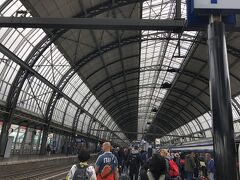 ブリュッセルから2時間ちょっとで、オランダのアムステルダム！
ここの駅も天窓だ！