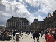そして来ましたダム広場！
目の前に見える建物が「Madame Tussauds Amsterdam（マダム・タッソー館）」です