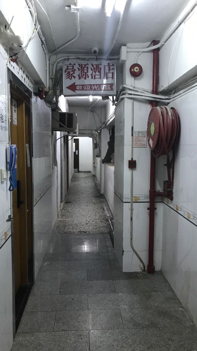 何だか、すごい場所じゃない？<br /><br />宿に入る時間が遅いと従業員がいない・・<br />たまたま、宿に入ろうとする、おば様に助けられる。<br />客には見えない、従業員の親戚かなぁ？<br /> 